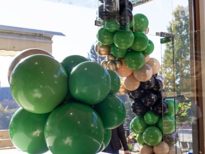 Балони с дизайнерски цветове за откриване на ресторант Dinero Bulgaria